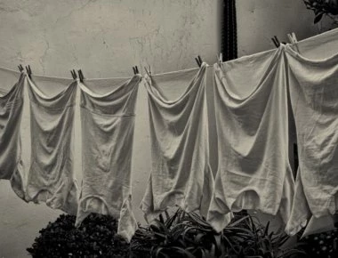 Πέντε απλοί τρόποι για να στεγνώνουν τα ρούχα πιο γρήγορα τον χειμώνα